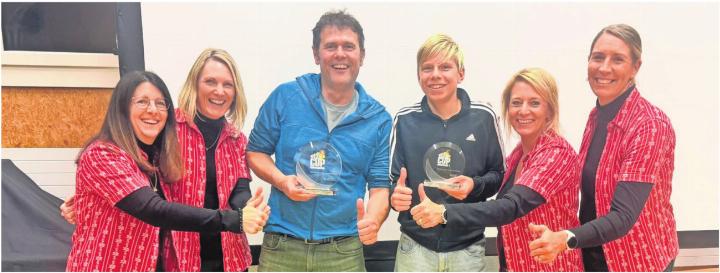 Die beiden Sieger Martin Wobmann (links) und Fabio Zimmermann wurden von den OK-Mitgliedern Conny Etterlin, Pia Ingold, Esther Lattmann und Cindy Dönni ausgezeichnet (von links). Bild: zg