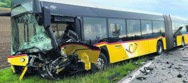 Der Bus wie auch der Personenwagen wurden durch die Kollision eingedrückt. Bild: pz