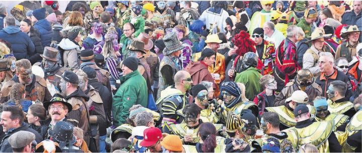 Selbst zum Monsterkonzert vom vergangenen Jahr kam man kostümiert. Muri steht für eine farbenfrohe, facettenreiche Fasnacht. Nun organisieren die Vereinigten Fasnachtsgesellschaften eine Fasnachtskleiderbörse. Bild: zg