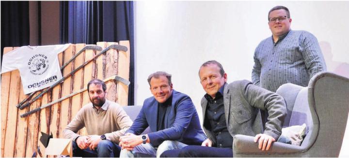 Christoph Meier (rechts), Präsident des Freiämter Landwirtschaftsvereins, bot am Agro-Träff in der Mehrzweckhalle Auw eine spannende Talk-Runde. Von links: Bergbauer Samuel Senn, Eishockey-Legende Kevin Schläpfer und Moderator Adrian Krebs, ehemaliger Chefredaktor der «Bauernzeitung». Bild: Thomas Stöckli