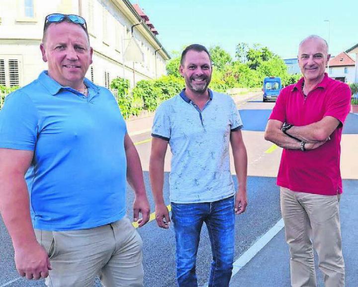 Velostreifen auf der Luzernerstrasse freuen (v. l.) Stadtrat Stephan Troxler, Stefano Rigehtti und Walter Beer. Bild: rwi
