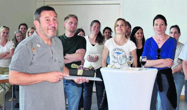 40 Jahre Schuldienst in Zufikon: Das ganze Lehrerkollegium, der Gemeinderat sowie die Abteilungsleiter der Verwaltung gratulierten Giovanni Soricelli (vorne links) zum Jubiläum. Bilder: Erika Obrist