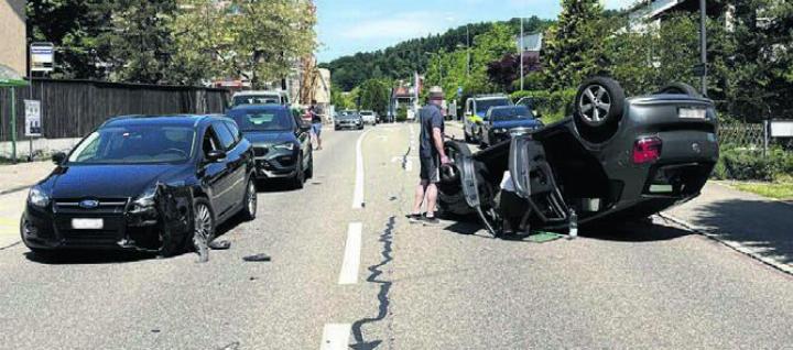 Das Unfallauto kam erst auf dem Dach zum Stillstand. Bild: pz