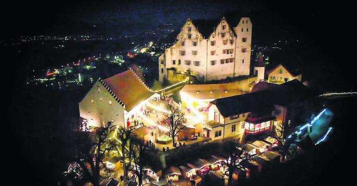 Das Schloss Wildegg erstrahlt während des Markts in weihnachtlichem Glanz. Bild: Museum Aargau