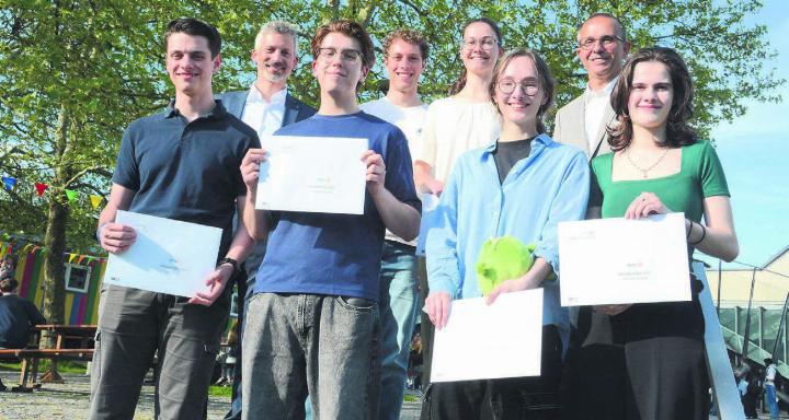 Allen Grund zum Strahlen (von links): Janis Knutti (1. Rang), Matthias Angst (Rektor), Patricio Sanchez (1. Rang), Daniel Wolafka (3. Rang), Christine Biegel (Anerkennungspreis), Anna de Meyer (2. Rang), Max Wyder (Präsident Rotary Freiamt) und Aline Greminger (Anerkennungspreis). Bild: Chregi Hansen
