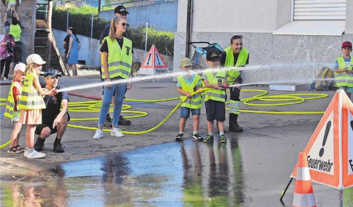Da braucht es schon zwei am Schlauchende, um den Wasserstrahl zielgenau auszurichten. Bilder: Erika Obrist