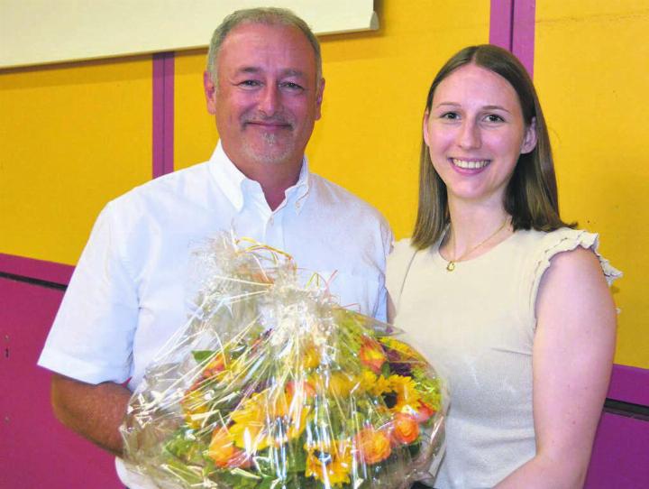 Gemeindeammann Roger Hausherr gratulierte Vanessa Villars, Leiterin Finanzen und Gemeindeverschreiber/Verwaltungsleiter-Stv., zu ihrer grandiosen Schlussnote zur Finanzfachfrau.
