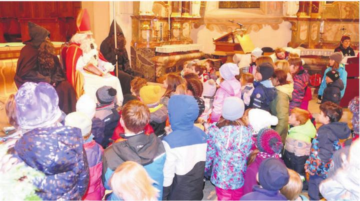 «De Samichlaus verzellt» den Kindern eine selbst geschriebene Geschichte. Bild: Chlausaktion