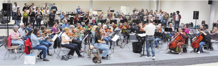 Eindrückliches Klangerlebnis: Die Musikgesellschaft Dottikon, der Orchesterverein Dottikon, der Mellinger Chor «Together» und die Aargauer Coverband «Fools Paradise» stehen gemeinsam auf der Bühne