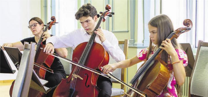 Teilnehmer spielen im Refektorium des Klosters ihr Abschlusskonzert. Bild: zg