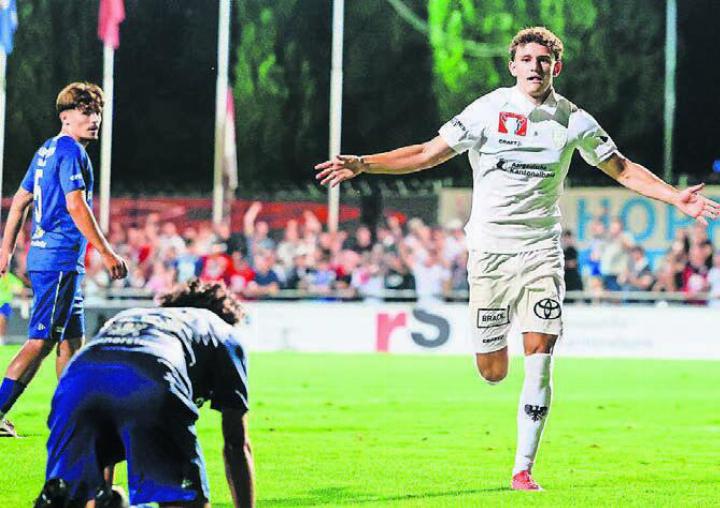 Die Wohler am Boden. Dorian Derbaci erlöst Aarau mit dem 1:3. Bild: Freshfocus