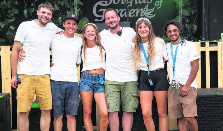 Das OK um Festivalgründer Jascha Baumann (2. von links) musste letztes Jahr einen argen Dämpfer einstecken. Jetzt hofft man, dass die Jubiläumsausgabe wieder mehr Leute in den Rosengarten lockt. Bilder: Archiv/zg