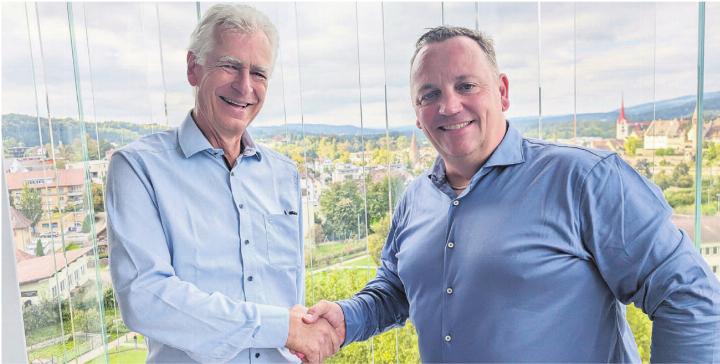 Vorgänger Raymond Tellenbach war am Sonntag der erste Gratulant von Stephan Troxler (r.). Ende Jahr kommt es zur Stabsübergabe. Bild: Marco Huwyler