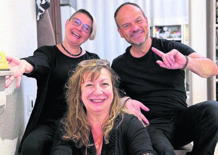 Die aufgestelltesten Heilstein-Spezialisten: Karin Beaud, Biggi Winteler, Roberto Bonetti. Bild: cs/heilstein-schmuck.ch
