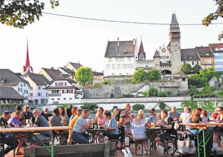 Die Bremgarter Städtli-Kulisse hinter den rauschenden Wogen sorgt auf der eigens für das Reussfoodfestival angefertigten Flussterrasse jeweils für unvergleichliche Genussmomentein Bremgarten. Ab morgen Mittwoch ist es wieder so weit. Bild: Marco Huwyler (Archiv)