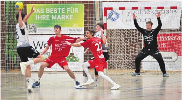 Der TV Muri (in Rot) mit Ivo Rütimann (rechts) im Tor. Gegen die Mythen-Shooters könnten die Freiämter vermehrt auf einen Goalie verzichten. Bild: tvm