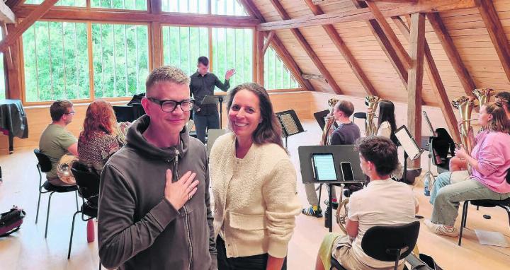 Die künstlerischen Leiter Hugo Bollschweiler und Stefanie Braun freuen sich, im Jubiläumsjahr den Musikerinnen und Musikern des JSAG die Tournee zu ermöglichen. Sie sehen dies als ihr Geschenk an das Orchester. Bilder: Verena Anna Wigger
