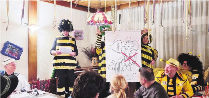 Drohne Kilian Rosenberg, links, gab preis, wie es den Windrädern auf dem Lindenberg erging. Auch Leichtmatrose Erhard Huwyler, sitzend links, wusste einiges zu berichten.