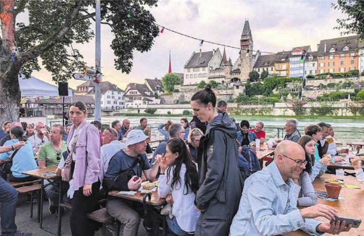 Das Reussufer wurde schon zum Auftakt des Reussfoodfestivals zum fröhlichen Begegnungsort von Hunderten Menschen, die hier eine gute Zeit verbrachten und es sich gut gehen liessen. Bilder: Marco Huwyler