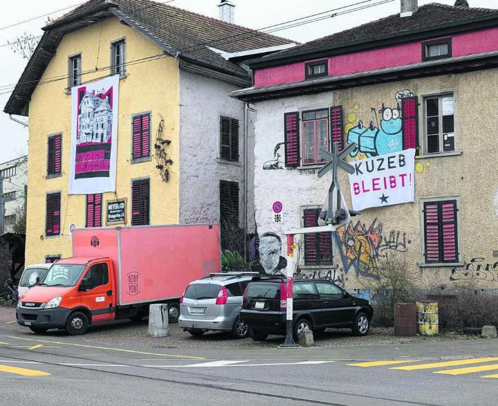 Nomen est omen: Das Kuzeb bleibt tatsächlich – wie es der Name der Kampagne längst verhiess, welcher auch unübersehbar an der Fassade der ehemaligen Kleiderfabrik prangt. Bild: Marco Huwyler