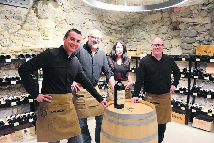 Sie freuen sich, Bar und Weinkeller der Öffentlichkeit zu präsentieren (von links): Mark Isliker, Marc Taeschler, Sara Lindenmann und Pascal Widmer. Es fehlt Tobias Kaufmann. Bild: Chregi Hansen