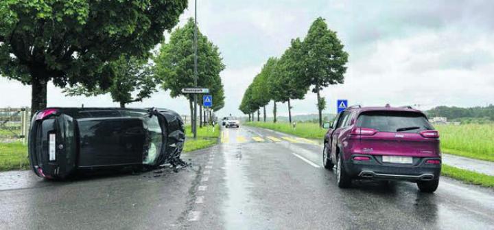 Durch die Kollision überschlug sich eines der beiden Fahrzeuge und landete auf der Seite. Bild: pz