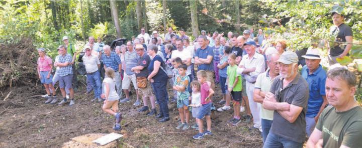 Die zahlreichen Gäste des Waldumgangs verfolgen das Geschehen interessiert. Bilder: Thomas Stöckli