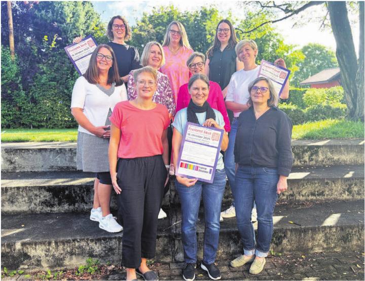 Das OK von «Freiamt liest» besteht aus den Bibliotheksleiterinnen aller Freiämter Bibliotheken. Hinten von links: Maria Schär, Conny Sander-Reinhardt, Melanie Müller. Mitte von links: Susanne Maggisano, Jacqueline Luzio, Beatrice Wehrli, Christina Eppisser, Vorne von links: Katja Burkart, Simona Steger, Ines Allensbach. Es fehlen: Simone Soricelli und Claudia Zölch. Bild: zg Das OK von «Freiamt liest» besteht aus den Bibliotheksleiterinnen aller Freiämter Bibliotheken. Hinten von links: Maria Schär, Conny Sander-Reinhardt, Melanie Müller. Mitte von links: Susanne Maggisano, Jacqueline Luzio, Beatrice Wehrli, Christina Eppisser, Vorne von links: Katja Burkart, Simona Steger, Ines Allensbach. Es fehlen: Simone Soricelli und Claudia Zölch. Bild: zg