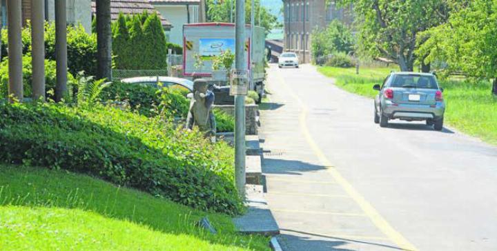 Normgerechter Ausbau mit Trottoir oder eine minimale Strassenbreite mit einem überfahrbaren Gehweg. Die Hägglinger entscheiden an der nächsten «Gmeind», wie es weitergeht an der Geissmann-Ackermann-Strasse. Bild: Archiv