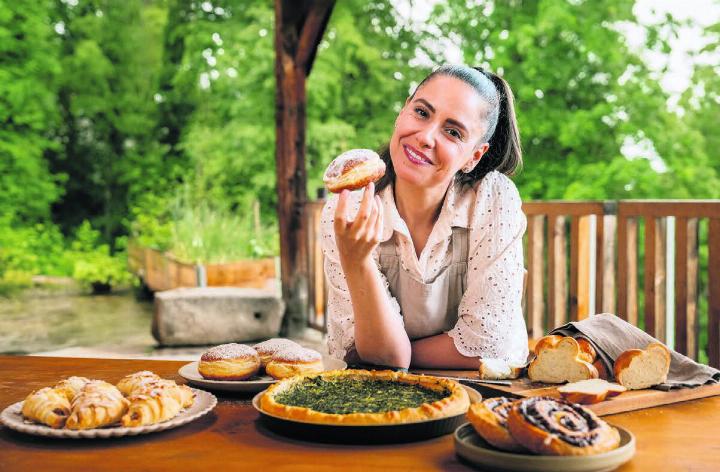 Tiziana Cuviello bewegt sich schon länger in der veganen Kochszene. Nun veröffentlicht die 43-Jährige aus Dintikon ein veganes Kochbuch. 
Bild: Amela Besirbasic
