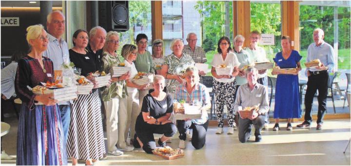 Die stolzen geehrten freiwilligen Mitarbeiterinnen und Mitarbeiter mit 5 bis 30 Dienstjahren beim gemeinsamen Gruppenbild. Bild: Alphonse Hauser