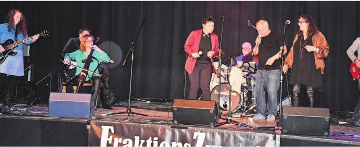 Diese Gelegenheit liess sich die Einwohnerratspräsidentin nicht nehmen: Julia Frischknecht als Gastsängerin der Band «Fraktions-Zwang». Am Cello Alt-Nationalratspräsidentin Christa Markwalder (links). Bilder: Daniel Marti / zg Diese Gelegenheit liess sich die Einwohnerratspräsidentin nicht nehmen: Julia Frischknecht als Gastsängerin der Band «Fraktions-Zwang». Am Cello Alt-Nationalratspräsidentin Christa Markwalder (links). Bilder: Daniel Marti / zg