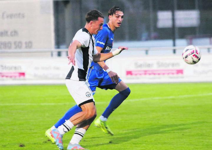 Noel Romano (rechts) im Laufduell mit einem Gegenspieler von Zürichs U19. Der FCW verliert auch das letzte Spiel der Vorbereitung. Bild: Josip Lasic