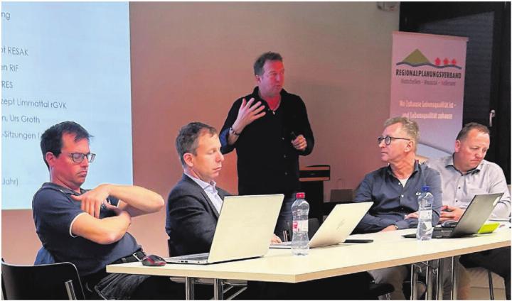 Die Geschäftsleitung der Repla MRK hatte viele Informationen für die Vorstandsmitglieder (v. l.): Alain Maître (Vizepräsident und Gemeindeammann Oberlunkhofen), Christian Moser (Gemeinderat Widen), Stefan Bossard (Präsident), Daniel Schüepp (Gemeindeammann Künten) Stephan Troxler (Stadtammann Bremgarten). Bild: Sabrina Salm Die Geschäftsleitung der Repla MRK hatte viele Informationen für die Vorstandsmitglieder (v. l.): Alain Maître (Vizepräsident und Gemeindeammann Oberlunkhofen), Christian Moser (Gemeinderat Widen), Stefan Bossard (Präsident), Daniel Schüepp (Gemeindeammann Künten) Stephan Troxler (Stadtammann Bremgarten). Bild: Sabrina Salm