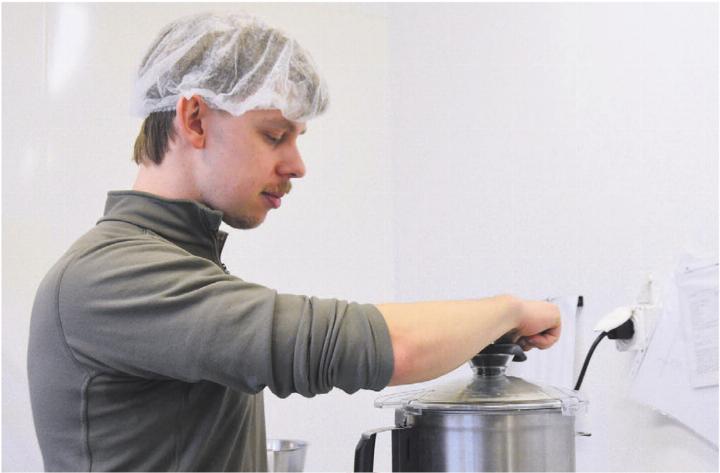 Lebensmitteltechnologe Andreas Hediger produziert den Hummus – im Cutter werden die Zutaten vermischt. Bilder: Annemarie Keusch / zg