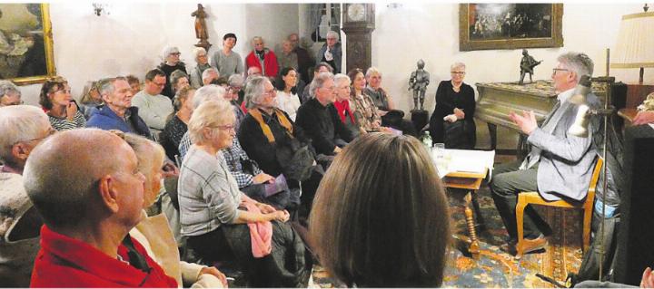 Im historisch-gemeinschaftlichen Rahmen liest Jérôme Sutter aus «Bullinger – Eine Familiensaga». Bild: gsp Im historisch-gemeinschaftlichen Rahmen liest Jérôme Sutter aus «Bullinger – Eine Familiensaga». Bild: gsp