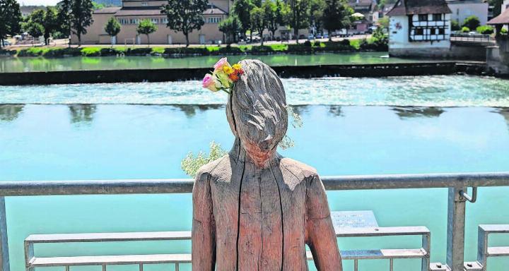 30. August 2024: Das Bremgarter Meitli kehrt knapp drei Wochen nach einem Vandalenakt an seinen Platz zurück. Geschmückt mit Blumen und freudig willkommen geheissen von Unzähligen. Bild: Archiv/huy