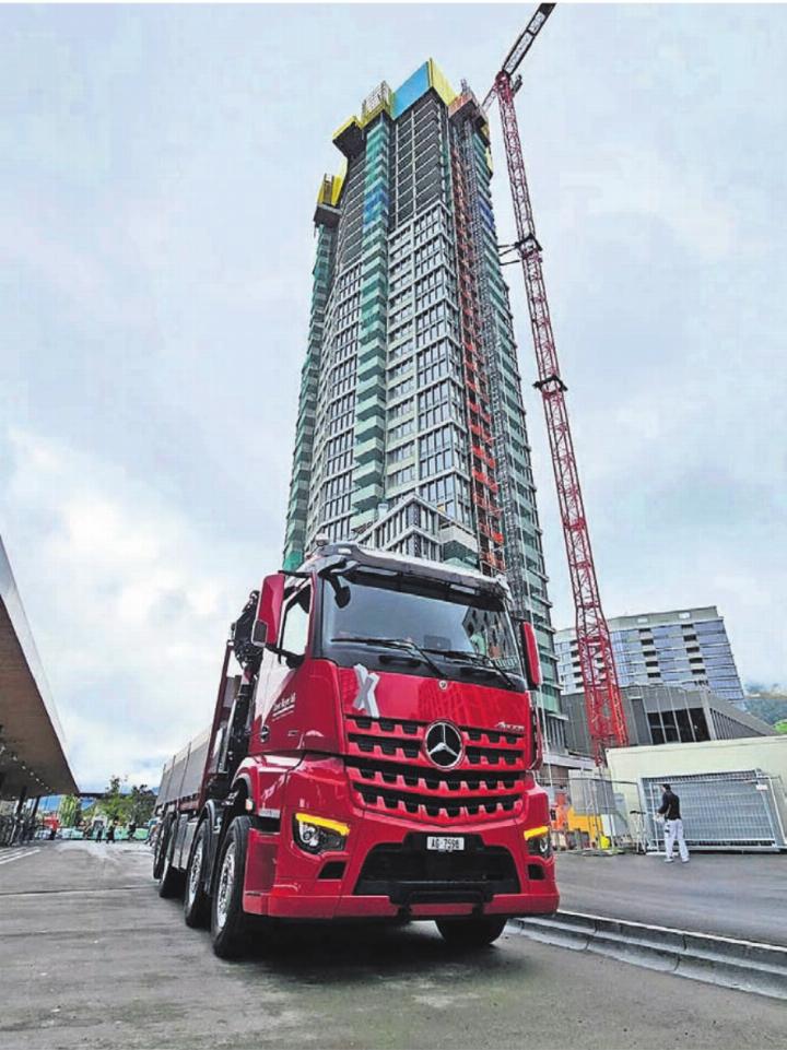 Regelmässig fuhr ein schwer beladener Lastwagen mit Betonelementen von Villmergen zur Grossbaustelle in Kriens. Bilder: zg Regelmässig fuhr ein schwer beladener Lastwagen mit Betonelementen von Villmergen zur Grossbaustelle in Kriens. Bilder: zg