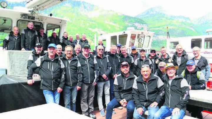 Die Boswiler Männerturner auf einem Nauen auf dem Vierwaldstättersee. Bild: zg