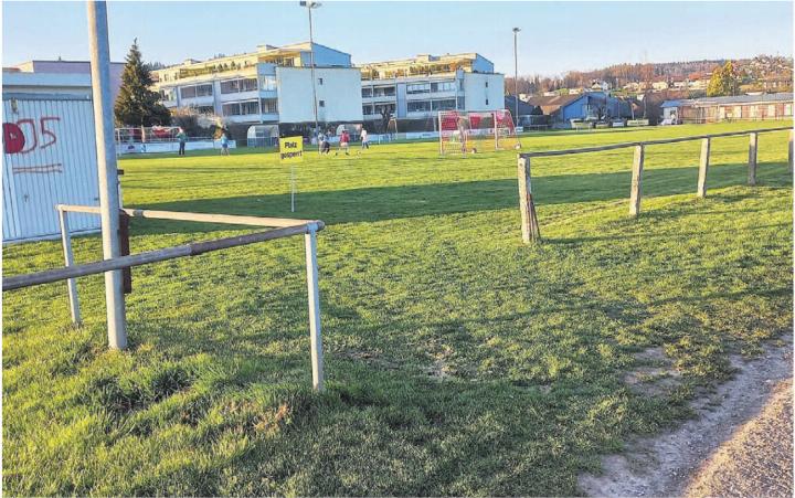 Der Fussballplatz in Dottikon entspricht nicht mehr den Vorgaben des Verbandes. Darum soll der FC Bünz-Maiengrün im benachbarten Hägglingen einen neuen Kunstrasenplatz erhalten, an dem sich Dottikon beteiligt. Bild: gk