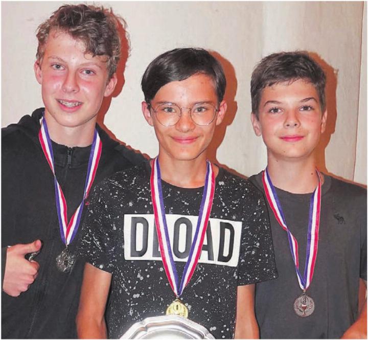 Sie strahlen ob ihrer hervorragenden Leistungen: (v. l.) Olivier Larmagnac, Leandro Giacomini (Schützenkönig), Severin Meier. Bild: zg