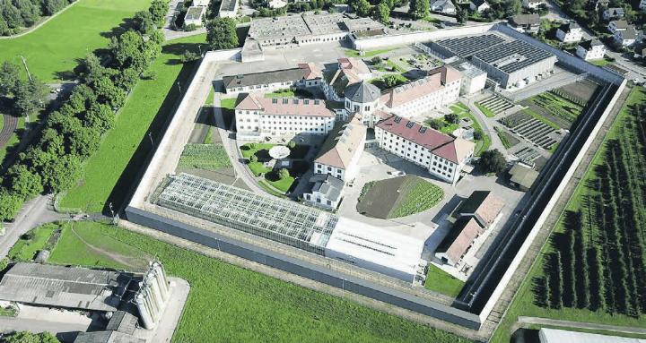 In der Justizvollzugsanstalt Lenzburg werden verschiedene Dinge produziert. Dafür ist ein neues Gebäude geplant. Zudem sollen am bestehenden Verkaufsraum Instandhaltungsarbeiten getätigt werden. Bild: pd