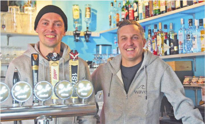 Sie bilden schon jetzt ein Team und nun gibt Manuel Staubli (rechts) die Geschicke des «Wave» an Joël Scheuber weiter. Bild: Annemarie Keusch