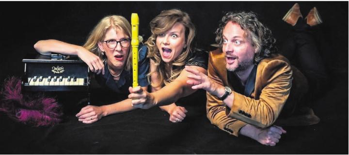 Annkatrin Isaacs, Anna Gitschthaler und Daniel Bentz (von links) präsentieren im Kellertheater eine «Zauberflöte», die es so noch nie gab.    Bild: zg