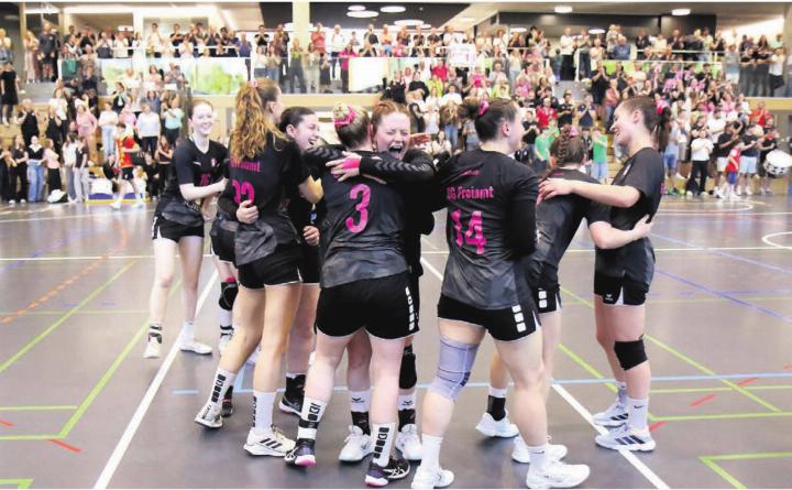 Die Frauen der SG Freiamt jubeln und freuen sich riesig über den Aufstieg und den grossen Support von den Rängen.