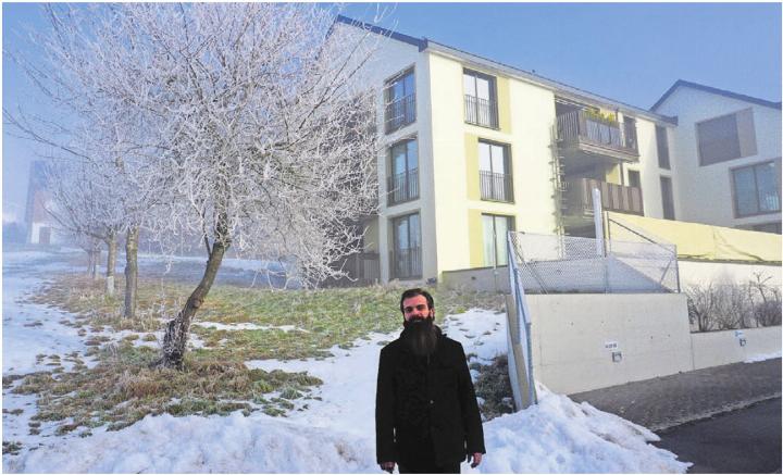 Dani Portmann vor seinem Firmensitz und Wohnhaus «Weidsicht» in Lieli. Bild: rts