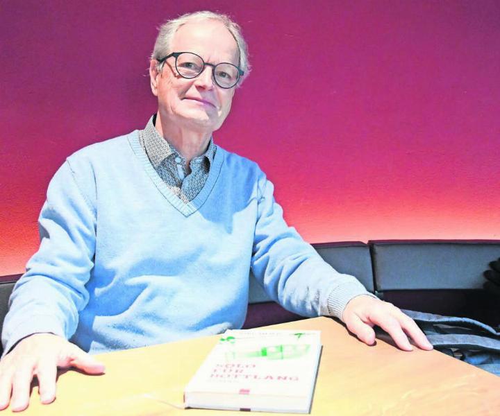 Autor, Schriftsteller, Journalist und Kolumnist: Der Wohler Jörg Meier freut sich über seinen ersten Roman «Solo für Bottlang». Bild: Daniel Marti