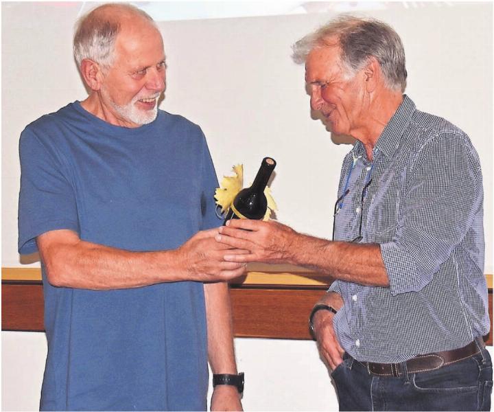 Hans Kneubühler (links) von der Kulturkommission überreichte dem Referenten Cyrill Heimgartner eine Flasche Wein, einen «Hambeler». Bilder: Erika Obrist / zg Hans Kneubühler (links) von der Kulturkommission überreichte dem Referenten Cyrill Heimgartner eine Flasche Wein, einen «Hambeler». Bilder: Erika Obrist / zg