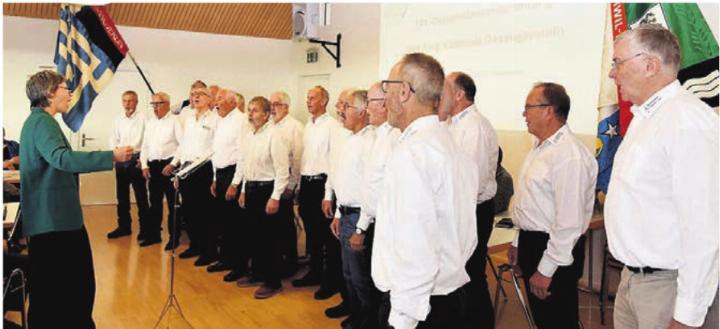 Der Männerchor Oberwil-Lieli begrüsste die Delegierten mit Gesang. Bild: zg