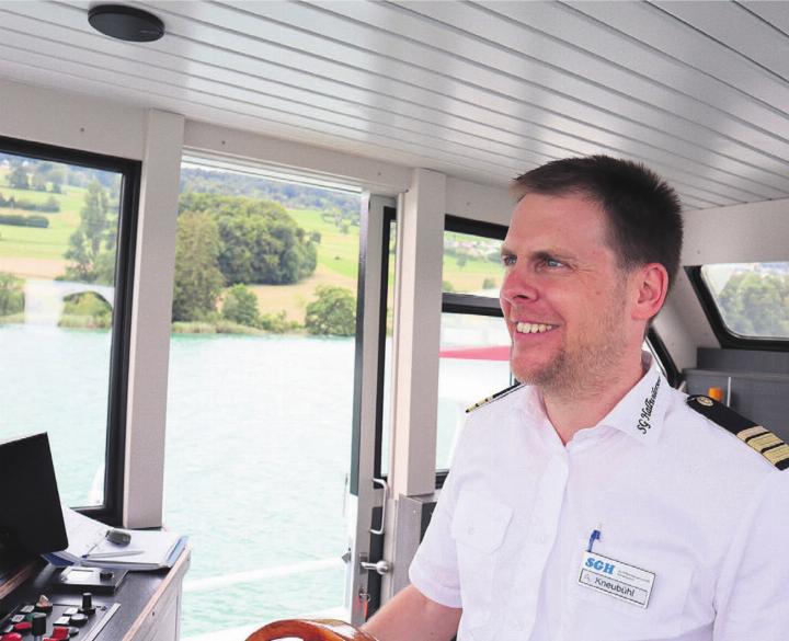 Andreas Kneubühl steuert das Schiff sicher. Bei Wind, wie an diesem Tag, bedeutet dies, die Anfahrt an den jeweiligen Steg neu zu beurteilen. Bilder: vaw Andreas Kneubühl steuert das Schiff sicher. Bei Wind, wie an diesem Tag, bedeutet dies, die Anfahrt an den jeweiligen Steg neu zu beurteilen. Bilder: vaw